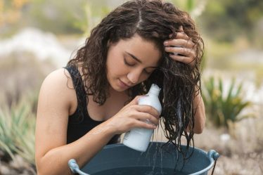 Routine capillaire pour cheveux bouclés : astuces pour définir et hydrater