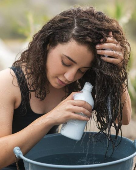 Routine capillaire pour cheveux bouclés : astuces pour définir et hydrater